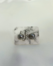 Load image into Gallery viewer, Sleepy earrings
