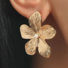 Load image into Gallery viewer, Gold/Pearl Earrings
